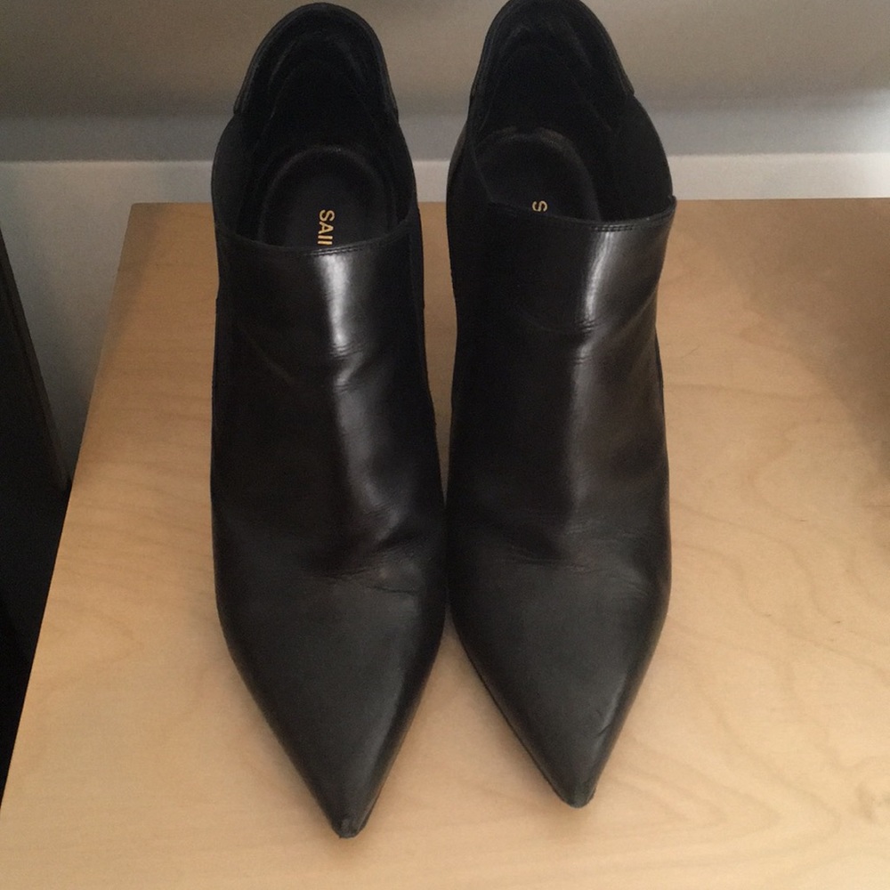 Pointed toe heel ankle boots